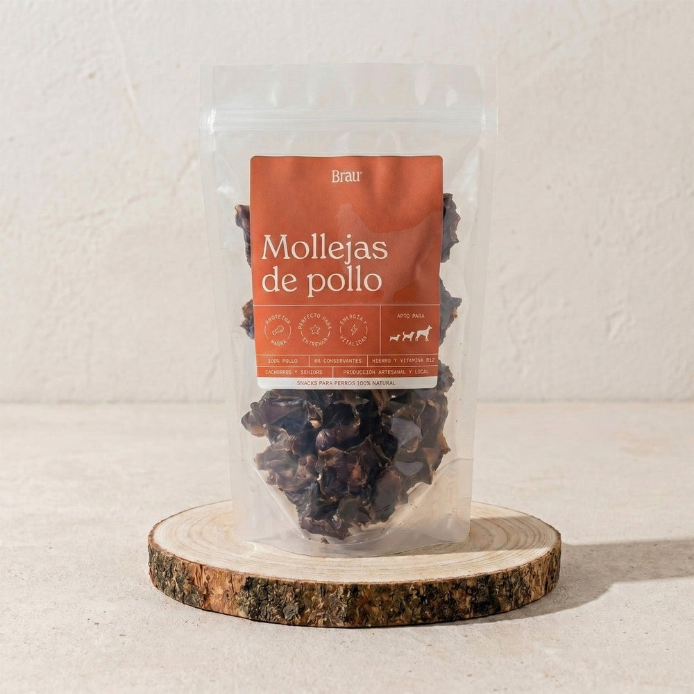 bolsa de mollejas de pollo para perros sobre tablón de madera - brau snacks